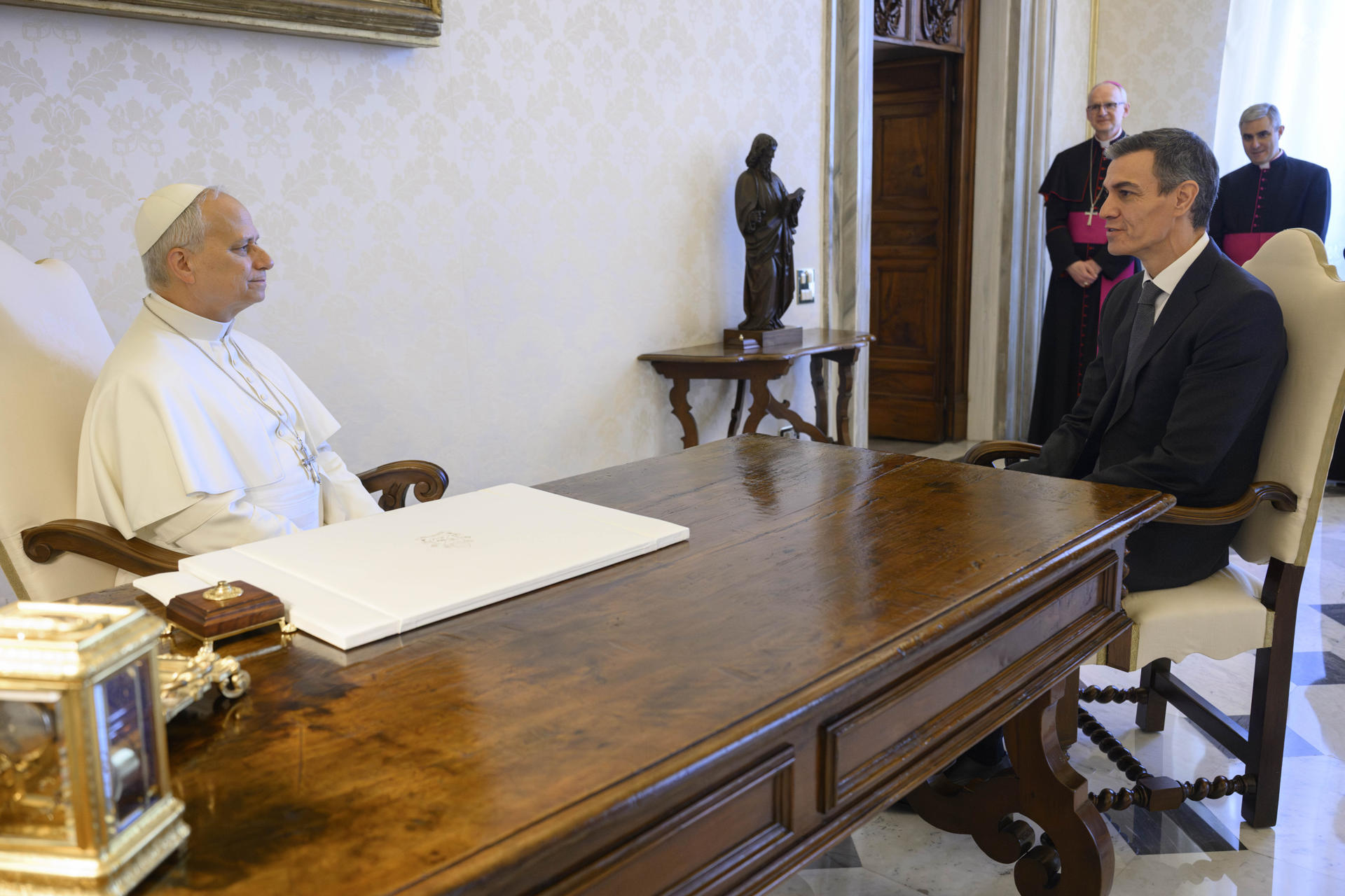CIUDAD DEL VATICANO, 27/05/2026.- El presidente del Gobierno de España, Pedro Sánchez, durante su primera audiencia con el papa León XIV en el Vaticano. EFE/Simone Risoluti SOLO USO EDITORIAL/SOLO DISPONIBLE PARA ILUSTRAR LA NOTICIA QUE ACOMPAÑA (CRÉDITO OBLIGATORIO)