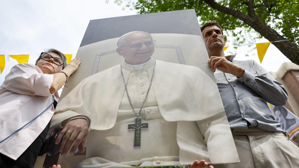 MADRID, 07/06/2026.- El primer denunciante del caso de abusos de Montserrat y portavoz del movimiento 'Reparación Integral Ya', Miguel Hurtado, durante una protesta en el exterior de la Nunciatura Apostólica, donde el papa León XIV va a mantener un encuentro privado con los miembros de la orden de San Agustín, este domingo en Madrid. EFE/ Mariscal