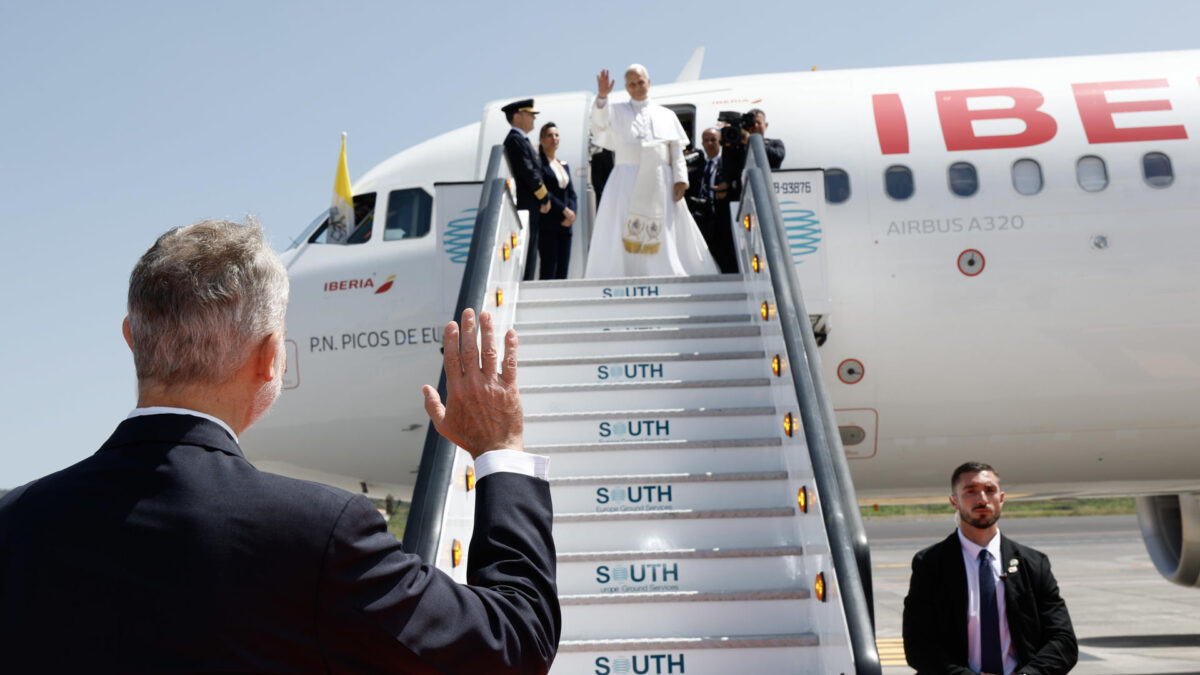 LA LAGUNA (TENERIFE), 12/06/2026.-El rey Felipe ha despedido este viernes en el aeropuerto Tenerife Norte al papa León XIV, que ha concluido en la isla su primera visita a España iniciada el pasado sábado en Madrid. Además del rey, han despedido a León XIV a pie del avión de Iberia que lo trasladará de regreso a Roma, el presidente canario, Fernando Clavijo, los ministros de Migraciones, Elma Saiz, y de Política Territorial, Ángel Víctor Torres, y el presidente de la Conferencia Episcopal Luis Argüello. EFE/Casa de S.M. el Rey/Francisco Gómez***SOLO USO EDITORIAL/SOLO DISPONIBLE PARA ILUSTRAR LA NOTICIA QUE ACOMPAÑA (CRÉDITO OBLIGATORIO)***