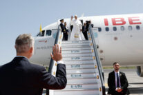 LA LAGUNA (TENERIFE), 12/06/2026.-El rey Felipe ha despedido este viernes en el aeropuerto Tenerife Norte al papa León XIV, que ha concluido en la isla su primera visita a España iniciada el pasado sábado en Madrid. Además del rey, han despedido a León XIV a pie del avión de Iberia que lo trasladará de regreso a Roma, el presidente canario, Fernando Clavijo, los ministros de Migraciones, Elma Saiz, y de Política Territorial, Ángel Víctor Torres, y el presidente de la Conferencia Episcopal Luis Argüello. EFE/Casa de S.M. el Rey/Francisco Gómez***SOLO USO EDITORIAL/SOLO DISPONIBLE PARA ILUSTRAR LA NOTICIA QUE ACOMPAÑA (CRÉDITO OBLIGATORIO)***