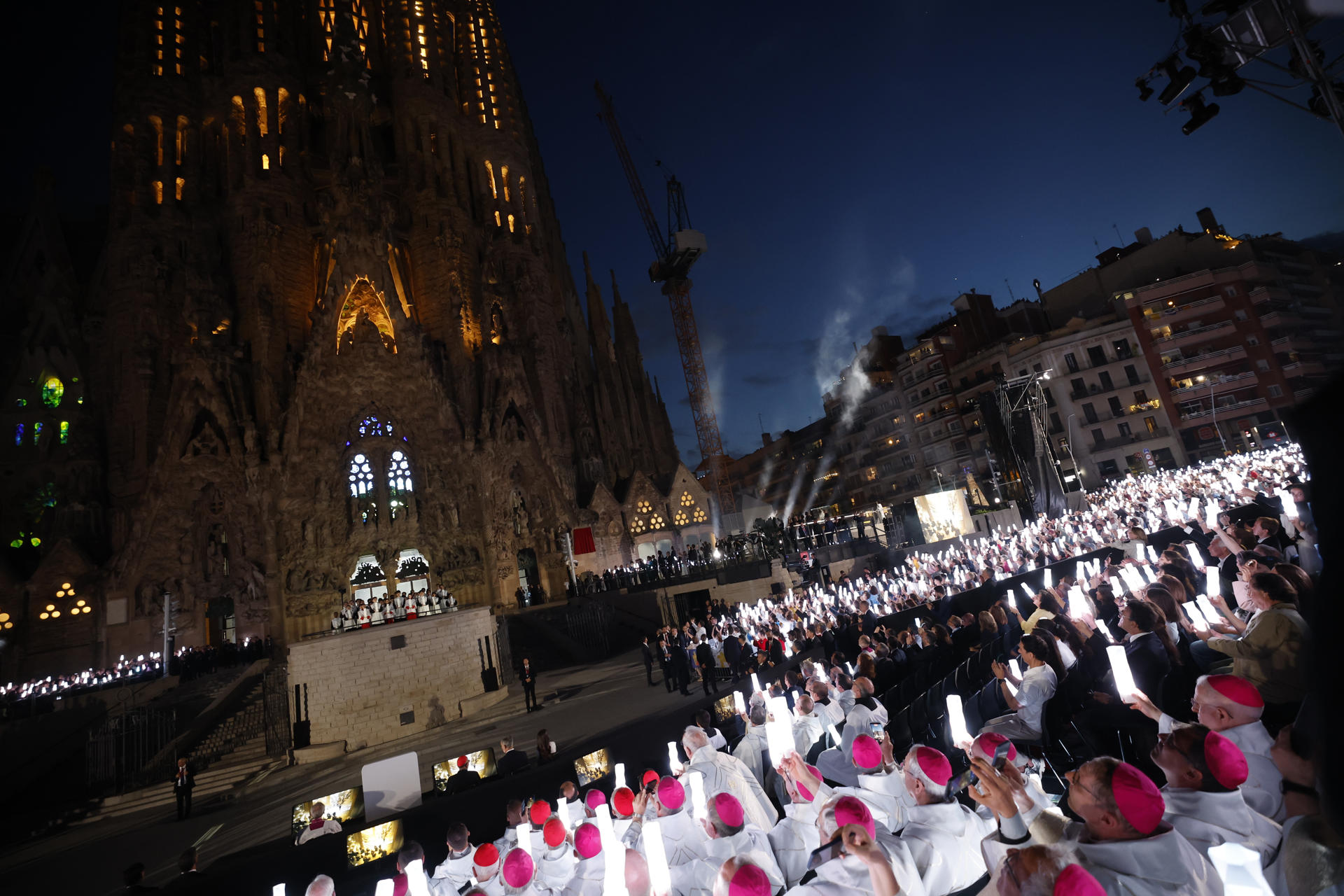 BARCELONA, 10/06/2026.- El papa León XIV asiste a un gran espectáculo de luz en homenaje a Antonio Gaudí, tras bendecir la Torre de Jesús al finalizar la misa celebrada en la Sagrada Familia, este miércoles en Barcelona dentro de la visita oficial del Papa a España. EFE/Alberto Estévez