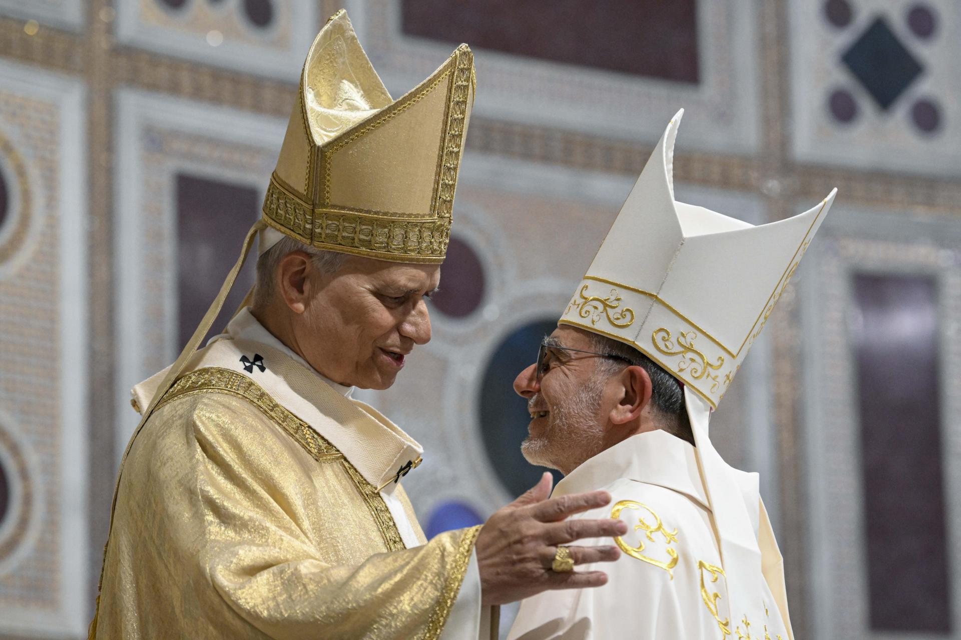 ROME (Italy), 02/05/2026.- Pope Leo XIV (L) during the episcopal ordination of one of the the four new auxiliary bishops of Rome in the Basilica of St John Lateran, in Rome, Italy, 02 May 2026. (Papa, Italia, Roma) EFE/EPA/VATICAN MEDIA