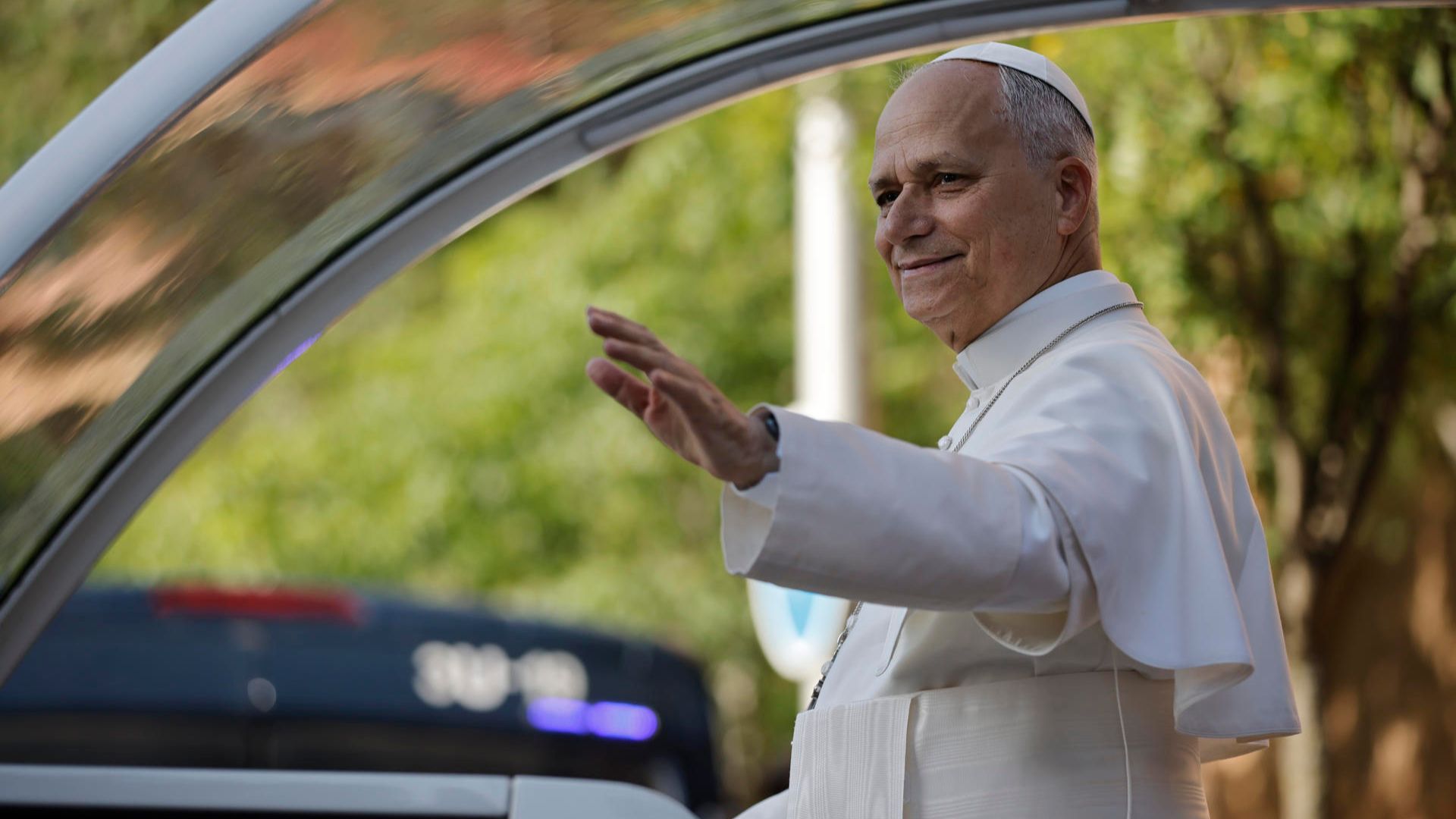 El Papa León XIV yendo a la Plaza de Cibeles,