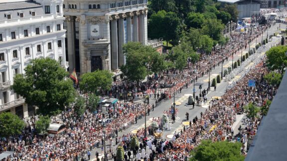 Fieles congregados en la calle de Alcalá.