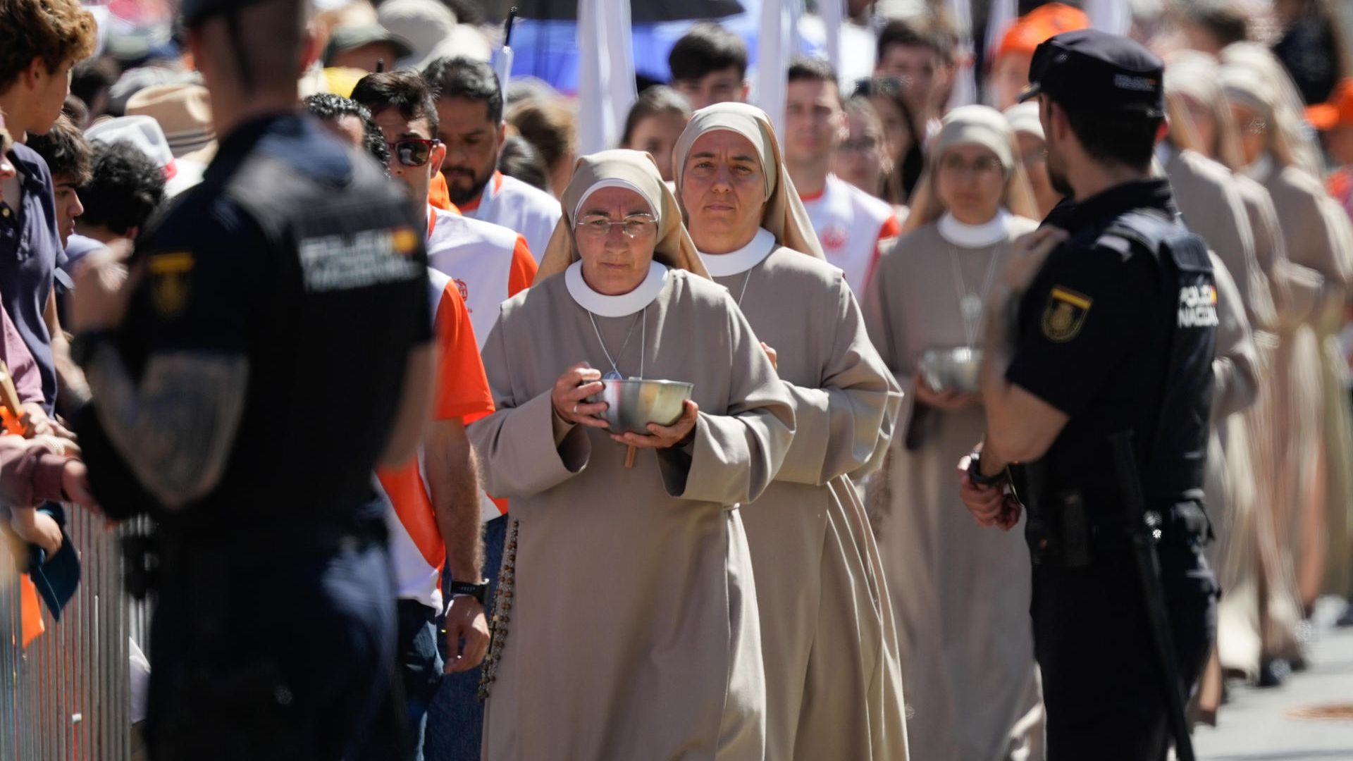 Fieles congregados en los aledaños de la Plaza de Cibeles.