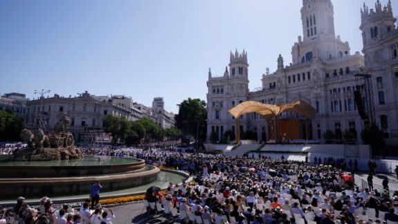 Fieles congregados en la Plaza de Cibeles.