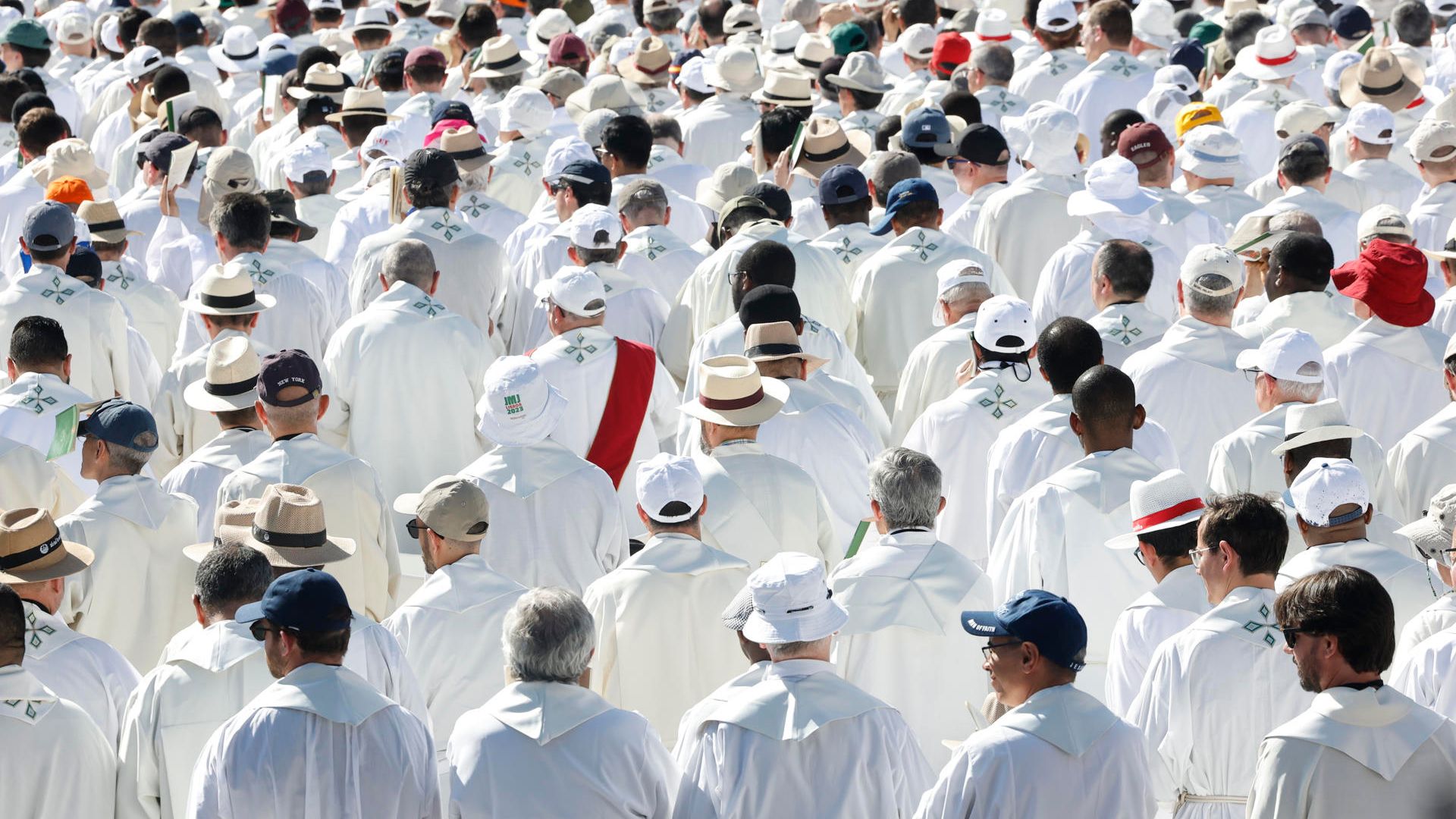 Fieles congregados en la Plaza de Cibeles.