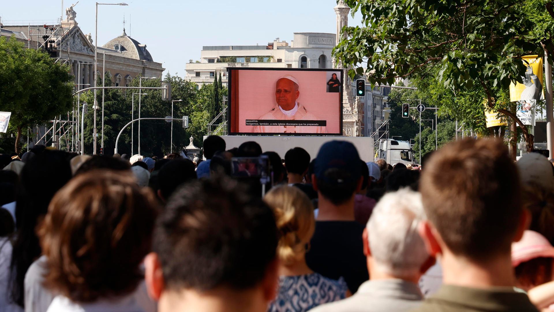 Fieles congregados en los aledaños de la Plaza de Cibeles.