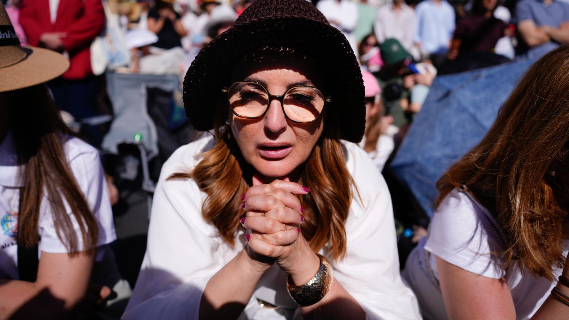 Jóvenes, niños, mayores y familias se vuelcan con el Papa León XIV en el centro de Madrid: No somos una juventud perdida