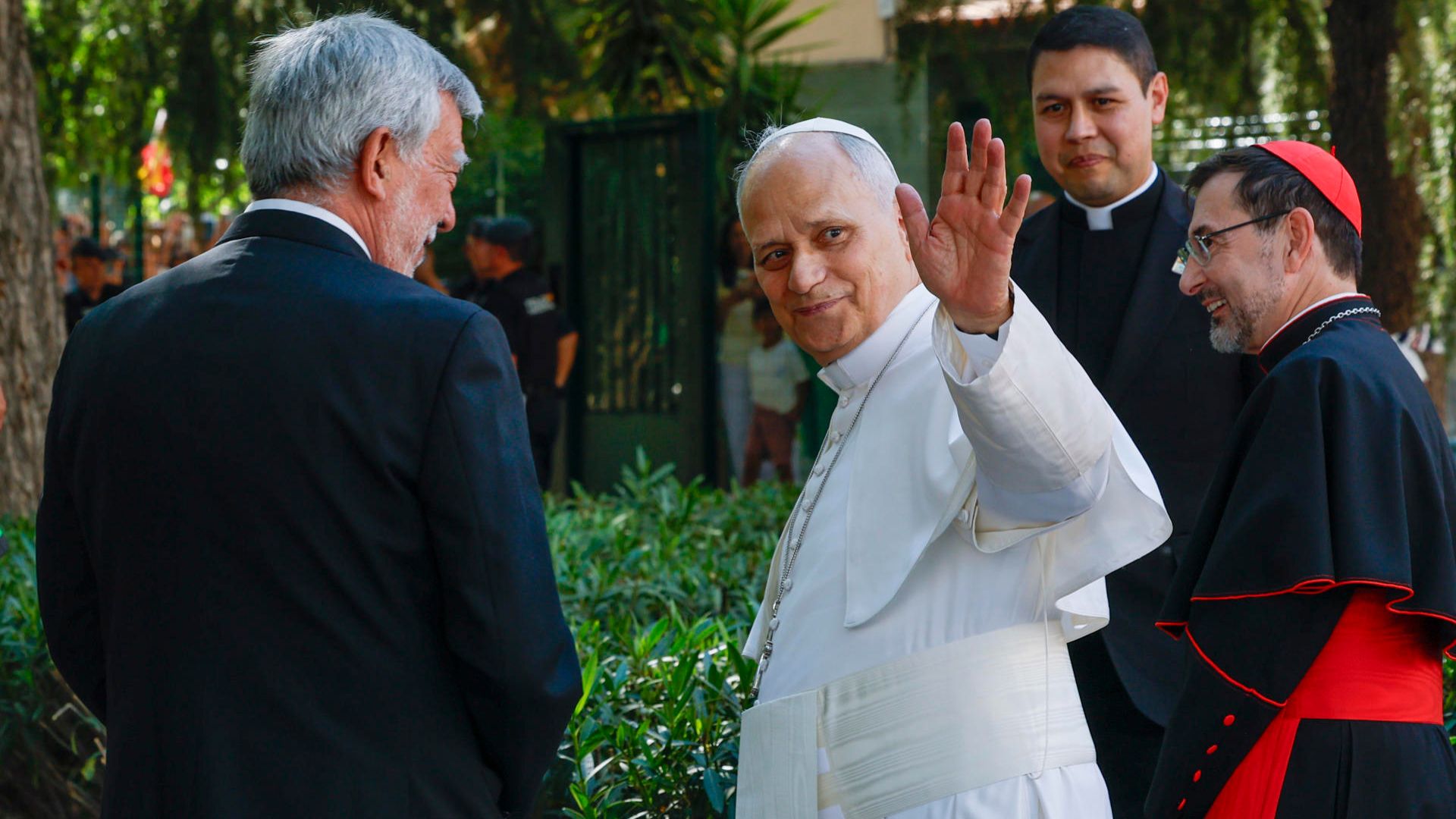 León XIV acompañado por el arzobispo de Madrid, el cardenal José Cobo Cano, a su llegada al centro CEDIA 24 Horas.