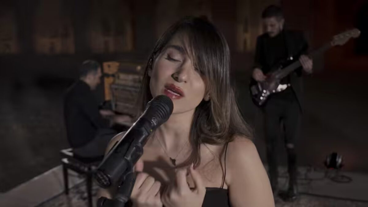 La cantante Parastoo Ahmadi, de 29 años, ha sido condenada a recibir 74 latigazos.
