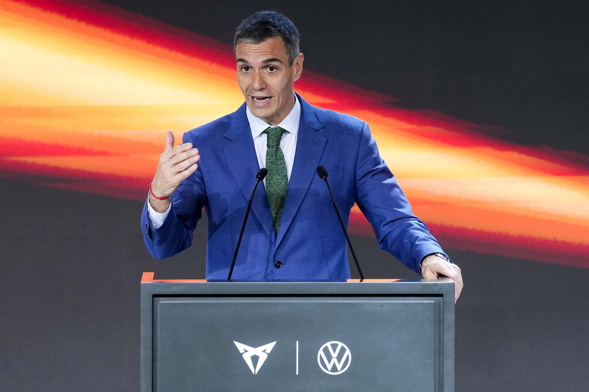 FOTODELDÍA BARCELONA 03/06/2026.- El presidente del Gobierno, Pedro Sánchez, durante su intervención esta tarde en la planta de Seat en Martorell (Barcelona), para conmemorar la puesta en marcha de la producción de sus primeros vehículos eléctricos, el Cupra Raval y el Volkswagen ID. EFE/ Enric Fontcuberta.