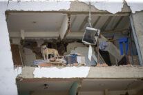 CATIA LA MAR, 26/06/2026.- Detalle de un edificio derruido en Catia la Mar, Venezuela, mientras continúa la búsqueda entre los escombros de los edificios, este viernes. Recostados en colchones, sábanas, sillas, carpas y campamentos improvisados, cientos de personas duermen en el asfalto, jardineras, plazas y canchas en Catia La Mar, una de las ciudades más afectadas por los terremotos de magnitud 7,2 y 7,5 ocurridos el miércoles en Venezuela y que se han cobrado la vida de 235 personas. EFE/ Ronald Peña R