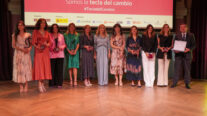 Pilar Gómez, directora de Artículo 14, junto a todos los galardonados en los