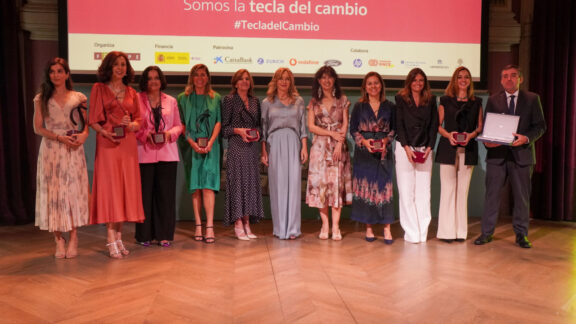 Pilar Gómez, directora de Artículo 14, junto a todos los galardonados en los