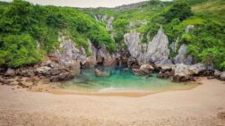 Gulpiyuri, la playa más pequeña del mundo que no tiene salida directa al mar.