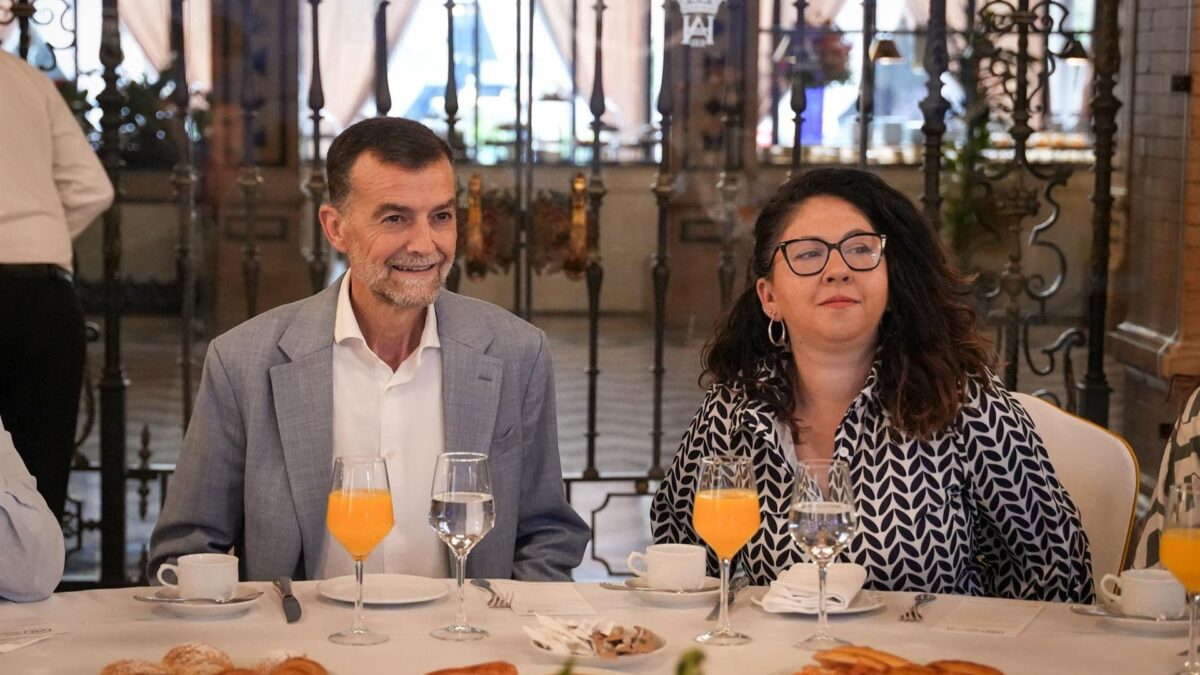 El candidato de Por Andalucía a la Presidencia de la Junta, Antonio Maíllo, junto a la coordinadora general de Podemos Andalucía, Raquel Martínez.