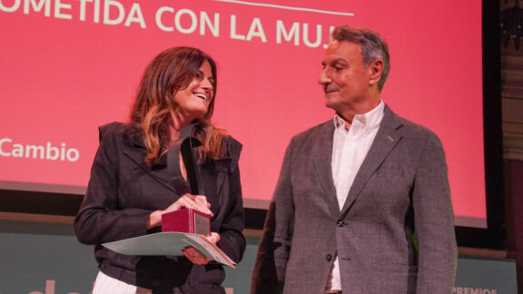 Pilar Gómez, directora de Artículo 14, recibe el Premio FEDEPE de Comunicación Comprometida con la Mujer