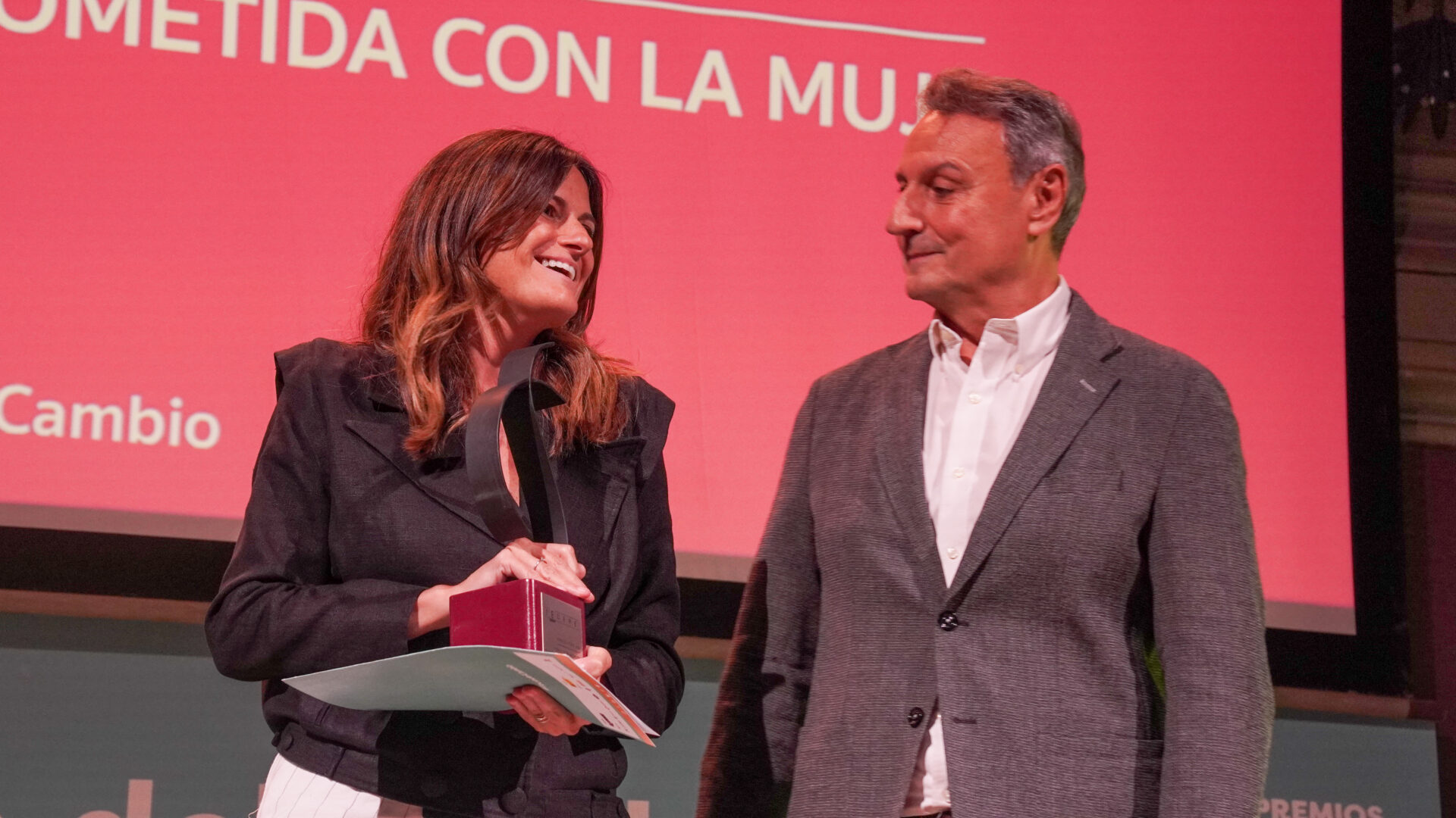 Pilar Gómez, directora de Artículo 14, recibe el Premio FEDEPE de Comunicación Comprometida con la Mujer