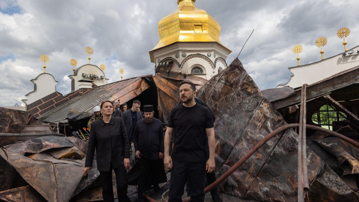 KIEV (UCRANIA), 15/06/2026.- El presidente ucraniano Volodímir Zelenski (d) durante su visita este lunes a la a la catedral de la Dormición del monasterio de las Cuevas de Kiev después de que un ataque ruso causara un incendio en el techo que ha destruido varias de sus cúpulas inferiores. Zelenski ha elevado a 9 los muertos en ataque ruso que destruyó parte de catedral en Kiev y la ciudad de Járkov, en el noreste de Ucrania, como consecuencia del ataque masivo ruso de la pasada noche, en el que resultaron dañadas varias cúpulas de una de las catedrales históricas más importantes de la capital ucraniana. EFE/Oficina presidencial ucraniana/ SOLO USO EDITORIAL/SOLO DISPONIBLE PARA ILUSTRAR LA NOTICIA QUE ACOMPAÑA (CRÉDITO OBLIGATORIO)