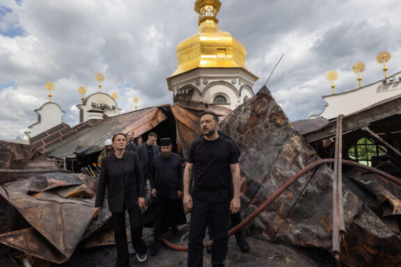 KIEV (UCRANIA), 15/06/2026.- El presidente ucraniano Volodímir Zelenski (d) durante su visita este lunes a la a la catedral de la Dormición del monasterio de las Cuevas de Kiev después de que un ataque ruso causara un incendio en el techo que ha destruido varias de sus cúpulas inferiores. Zelenski ha elevado a 9 los muertos en ataque ruso que destruyó parte de catedral en Kiev y la ciudad de Járkov, en el noreste de Ucrania, como consecuencia del ataque masivo ruso de la pasada noche, en el que resultaron dañadas varias cúpulas de una de las catedrales históricas más importantes de la capital ucraniana. EFE/Oficina presidencial ucraniana/ SOLO USO EDITORIAL/SOLO DISPONIBLE PARA ILUSTRAR LA NOTICIA QUE ACOMPAÑA (CRÉDITO OBLIGATORIO)