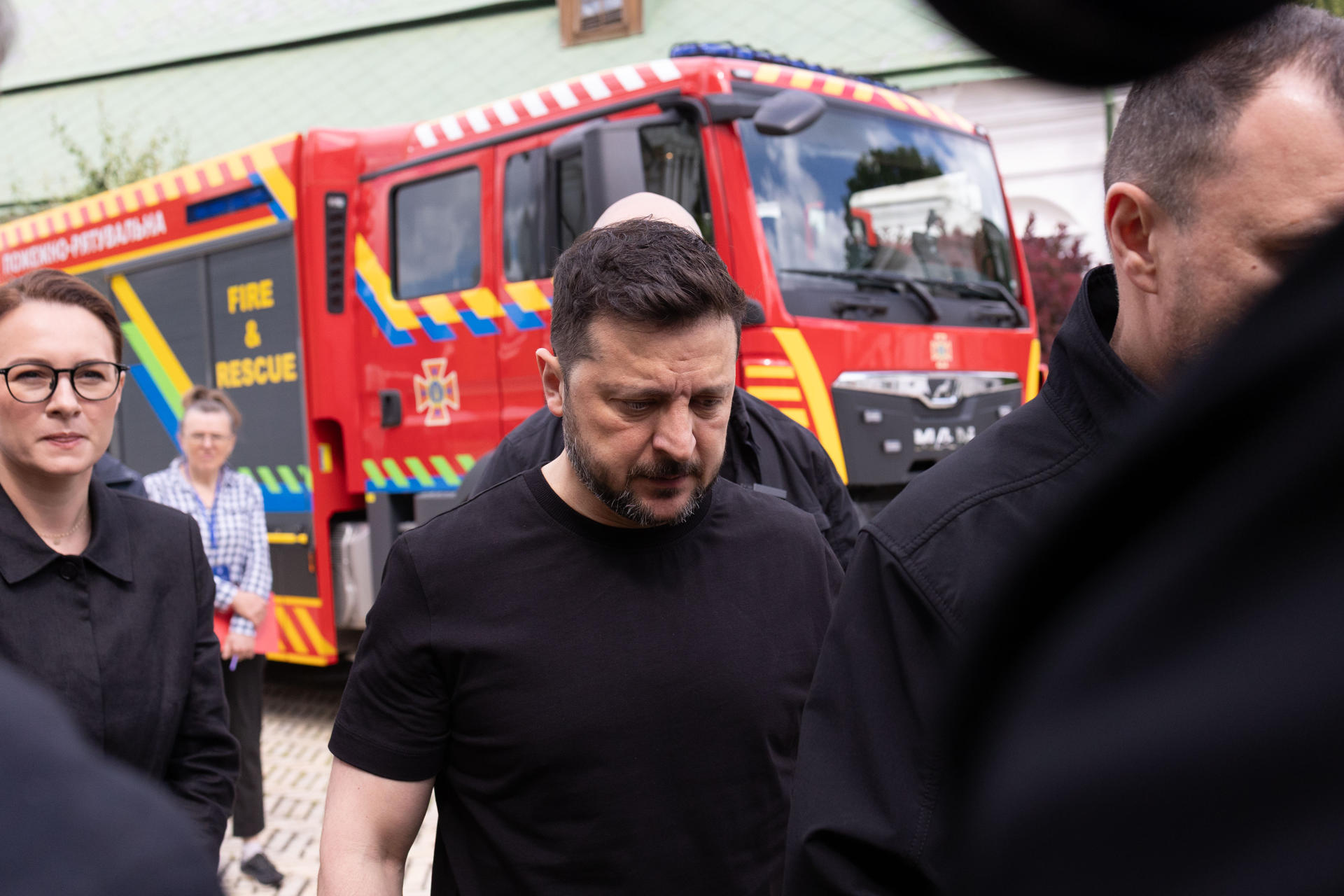 El presidente ucraniano Volodímir Zelenski durante su visita este lunes a la a la catedral de la Dormición del monasterio de las Cuevas de Kiev después de que un ataque ruso causara un incendio en el techo que ha destruido varias de sus cúpulas inferiores. Zelenski ha elevado a 9 los muertos en ataque ruso que destruyó parte de catedral en Kiev y la ciudad de Járkov, en el noreste de Ucrania, como consecuencia del ataque masivo ruso de la pasada noche, en el que resultaron dañadas varias cúpulas de una de las catedrales históricas más importantes de la capital ucraniana. EFE/Oficina presidencial ucraniana/ SOLO USO EDITORIAL/SOLO DISPONIBLE PARA ILUSTRAR LA NOTICIA QUE ACOMPAÑA (CRÉDITO OBLIGATORIO)