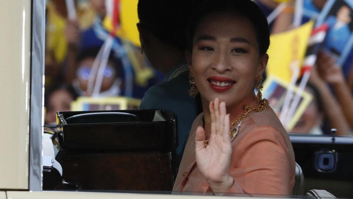 BANGKOK (Thailand), 11/06/2026.- (FILE) - Thai Princess Bajrakitiyabha Mahidol waves to supporters from inside a car as they arrive at the Grand Palace for a Buddhist ceremony marking the change of season decoration on the Emerald Buddha statue, in Bangkok, Thailand, 01 November 2020 (reissued 12 June 2026). According to a statement released by the Thai Bureau of the Royal Household on 12 June 2026, Thai Princess Bajrakitiyabha died at the age of 47 after spending three years in a coma. (Tailandia) EFE/EPA/RUNGROJ YONGRIT