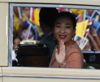 BANGKOK (Thailand), 11/06/2026.- (FILE) - Thai Princess Bajrakitiyabha Mahidol waves to supporters from inside a car as they arrive at the Grand Palace for a Buddhist ceremony marking the change of season decoration on the Emerald Buddha statue, in Bangkok, Thailand, 01 November 2020 (reissued 12 June 2026). According to a statement released by the Thai Bureau of the Royal Household on 12 June 2026, Thai Princess Bajrakitiyabha died at the age of 47 after spending three years in a coma. (Tailandia) EFE/EPA/RUNGROJ YONGRIT