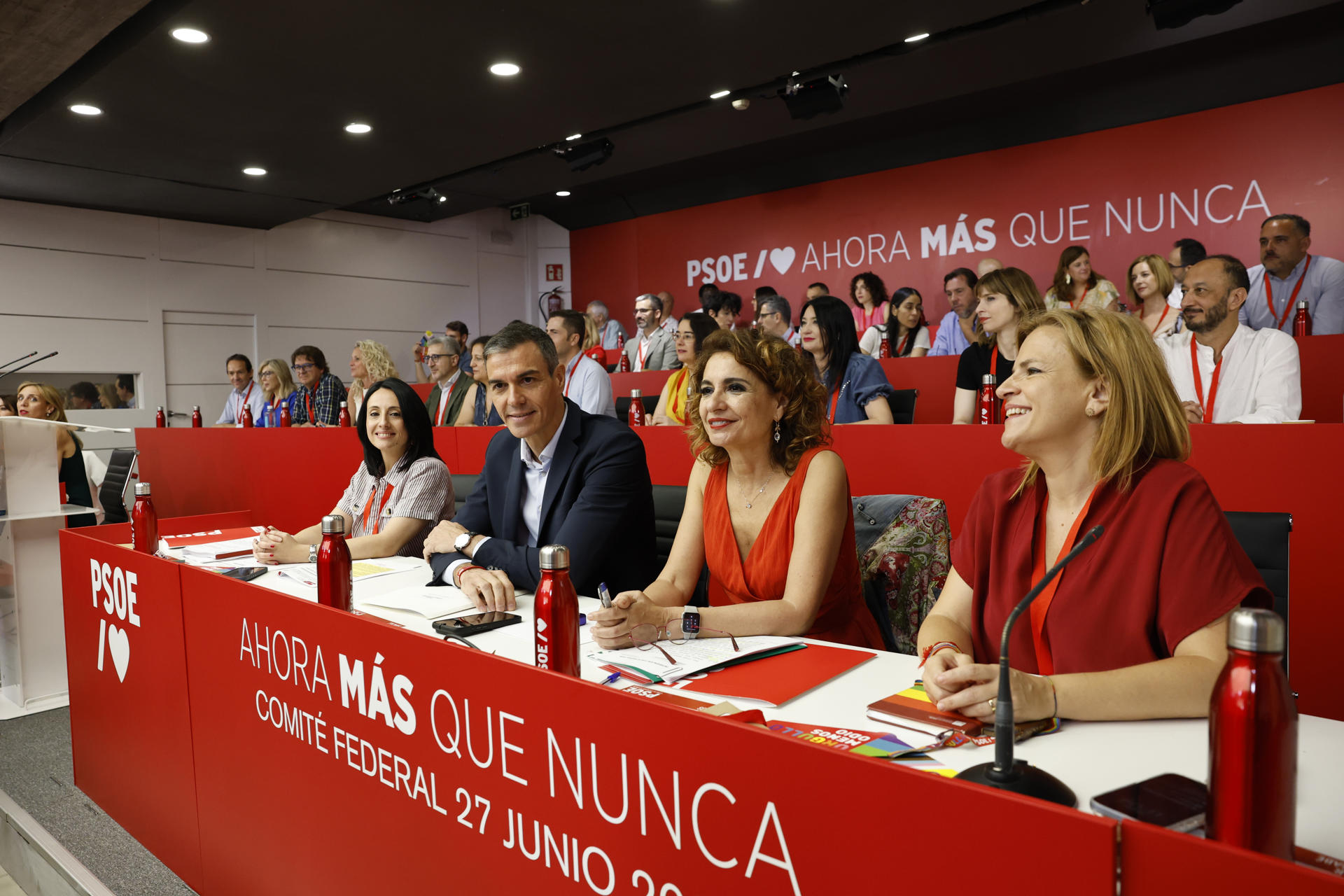 MADRID, 27/06/2026.- El secretario general del PSOE, Pedro Sánchez (2i), y la vicesecretaria general, María Jesús Montero (2d), durante la reunión del Comité Federal del Partido, este sábado. El PSOE reúne a su Comité Federal para arrancar el ciclo electoral de 2027 e intentar dejar atrás los casos de corrupción que afectan al partido en una cita en la que está previsto que algunos barones socialistas exijan respuestas a Pedro Sánchez por la gestión de los mismos. EFE/Chema Moya