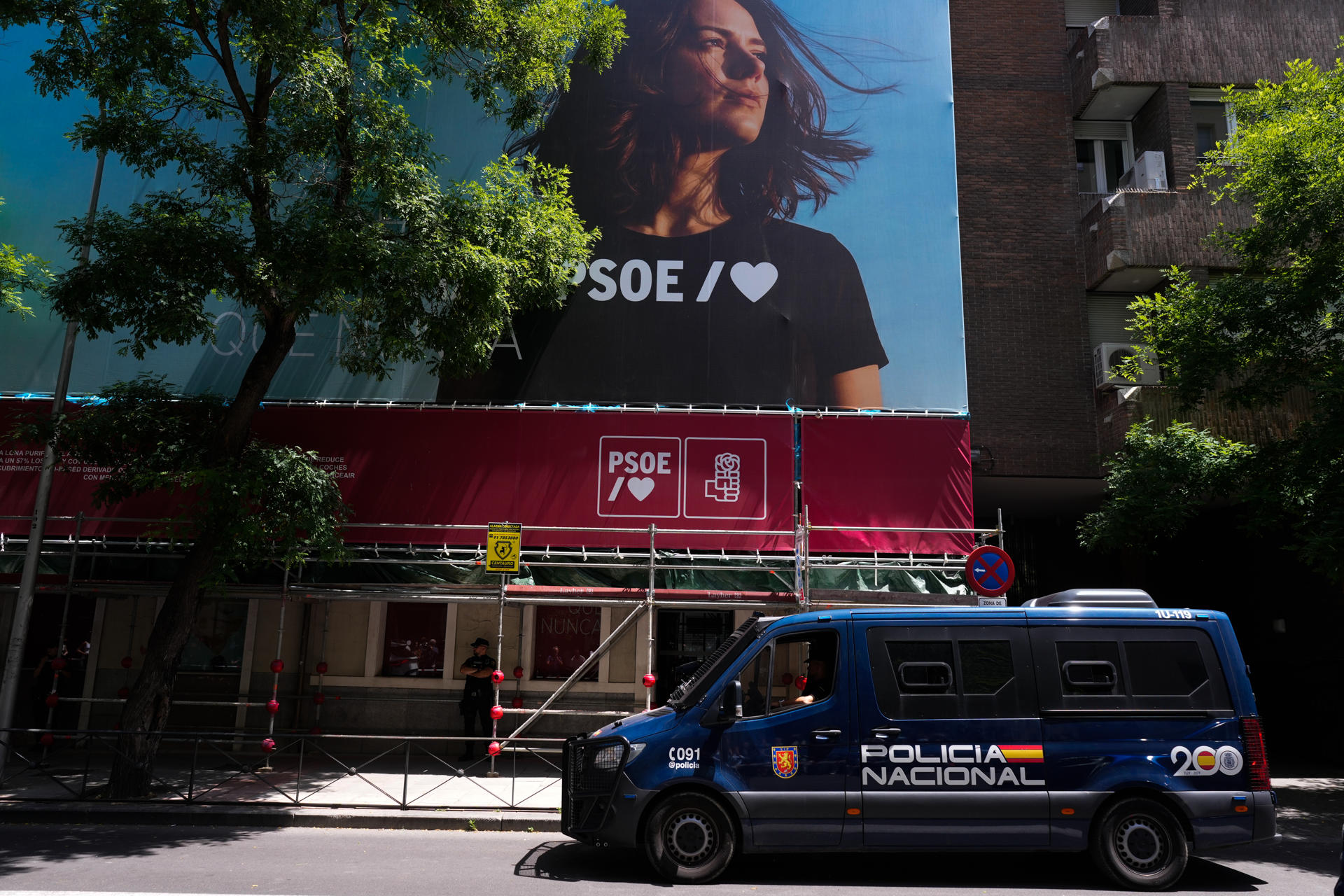 MADRID, 27/05/2026.- Agentes de la Unidad Central Operativa (UCO) de la Guardia Civil se encuentran desde primera hora de este miércoles en la sede central del PSOE en la calle Ferraz de Madrid para requerir información en relación al caso Leire que instruye el juez de la Audiencia Nacional Santiago Pedraz, han informado a EFE fuentes próximas a la investigación. EFE/ Borja Sanchez-Trillo