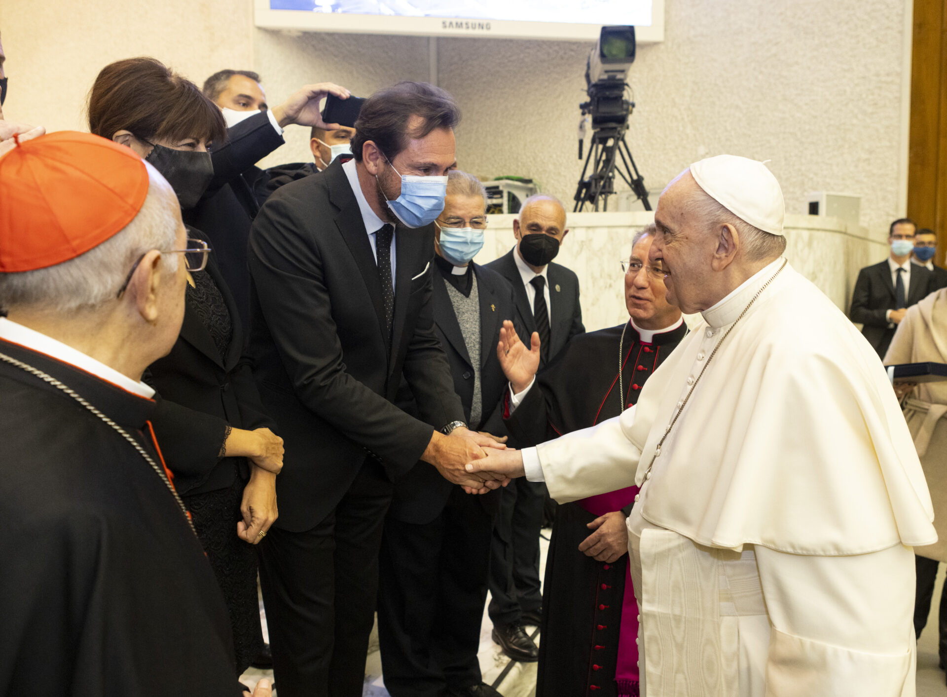 El Papa Francisco saluda a la delegación del Ayuntamiento de Valladolid. Óscar Puente, alcalde de Valladolid. Ricardo Blázquez, CArdenal Arzobispo de Valladolid y a la consejera de Cultura, Ana Redondo