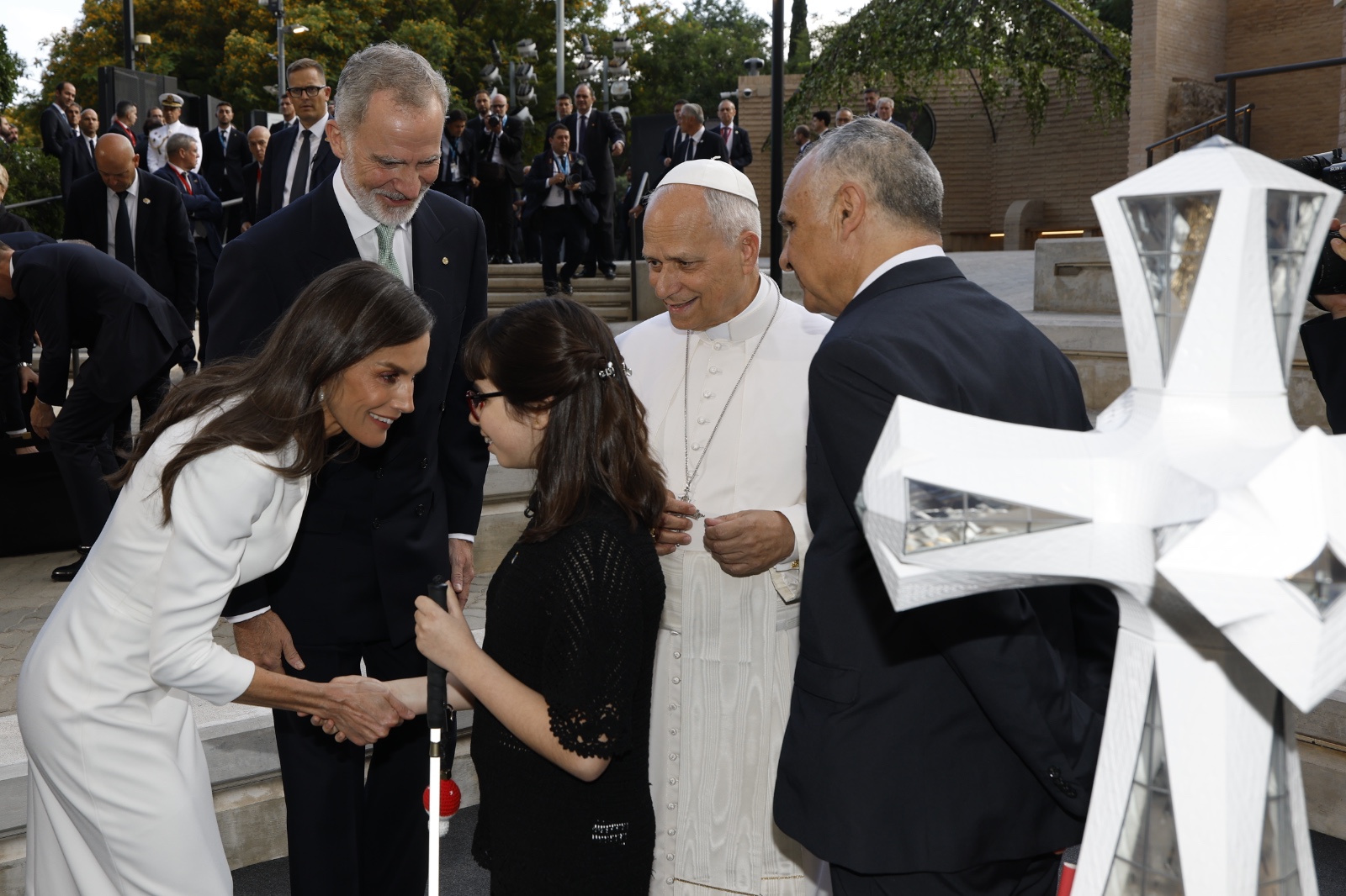 Valentina, una niña invidente de 13 años, le explica al Papa y a los Reyes la torre de Jesucristo de la Sagrada Familia