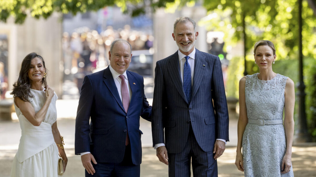 MADRID, 01/06/2026.- El rey Felipe VI, la reina Letizia, el príncipe Alberto de Mónaco (2i) y la princesa Charlene (d) visitan las exposiciones conmemorativas del 150 aniversario de la apertura de la primera misión diplomática entre España y Mónaco, este lunes en el Jardín Botánico de Madrid. EFE/ Daniel Gonzalez