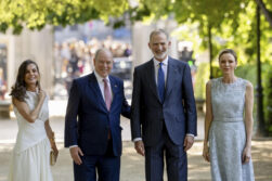MADRID, 01/06/2026.- El rey Felipe VI, la reina Letizia, el príncipe Alberto de Mónaco (2i) y la princesa Charlene (d) visitan las exposiciones conmemorativas del 150 aniversario de la apertura de la primera misión diplomática entre España y Mónaco, este lunes en el Jardín Botánico de Madrid. EFE/ Daniel Gonzalez