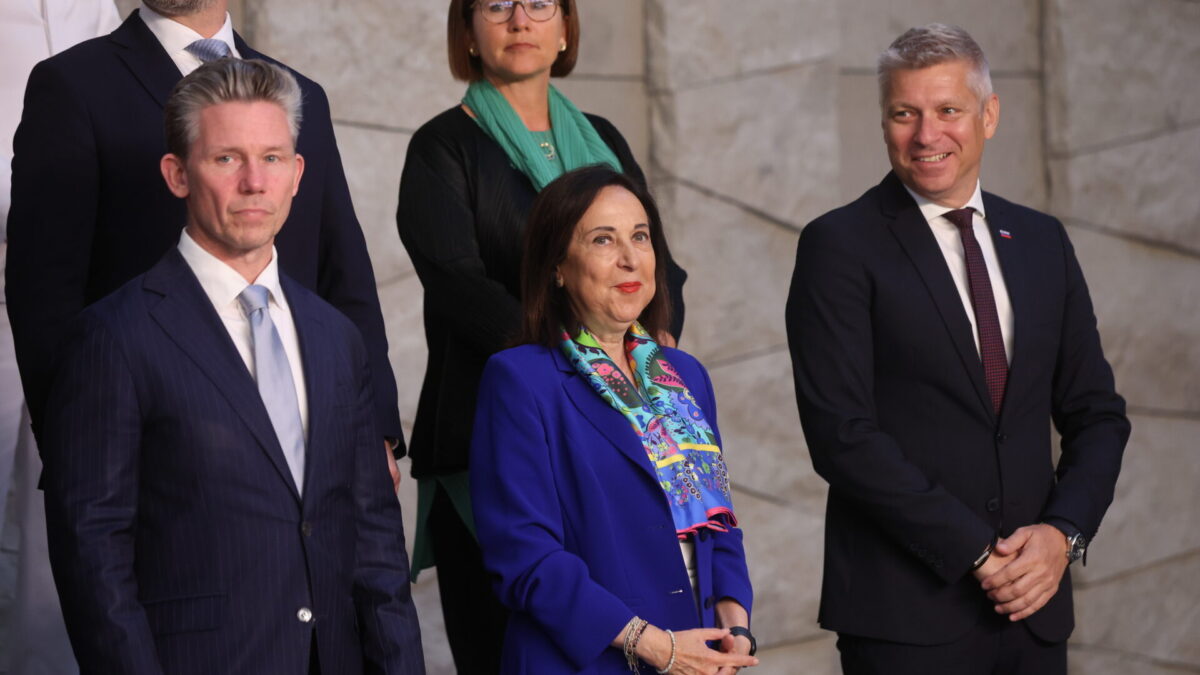 FOTODELDÍA Bruselas (Bélgica), 18/06/2026.- La ministra de Defensa española, Margarita Robles (C), posa para una foto de grupo durante una reunión de ministros de Defensa de la OTAN en la sede de la Alianza en Bruselas, Bélgica, el 18 de junio de 2026. Los ministros de Defensa de la OTAN debaten sobre el fortalecimiento de la disuasión y la defensa aliadas, el aumento de los compromisos de inversión en defensa, la mejora de la capacidad industrial de defensa, el apoyo continuo a Ucrania y los preparativos para la próxima Cumbre de la OTAN en Ankara, Turquía. (Bélgica, Turquía, Ucrania, Bruselas) EFE/EPA/Olivier Hoslet