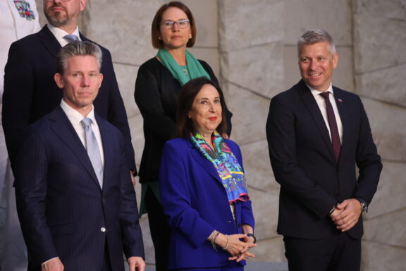 FOTODELDÍA Bruselas (Bélgica), 18/06/2026.- La ministra de Defensa española, Margarita Robles (C), posa para una foto de grupo durante una reunión de ministros de Defensa de la OTAN en la sede de la Alianza en Bruselas, Bélgica, el 18 de junio de 2026. Los ministros de Defensa de la OTAN debaten sobre el fortalecimiento de la disuasión y la defensa aliadas, el aumento de los compromisos de inversión en defensa, la mejora de la capacidad industrial de defensa, el apoyo continuo a Ucrania y los preparativos para la próxima Cumbre de la OTAN en Ankara, Turquía. (Bélgica, Turquía, Ucrania, Bruselas) EFE/EPA/Olivier Hoslet
