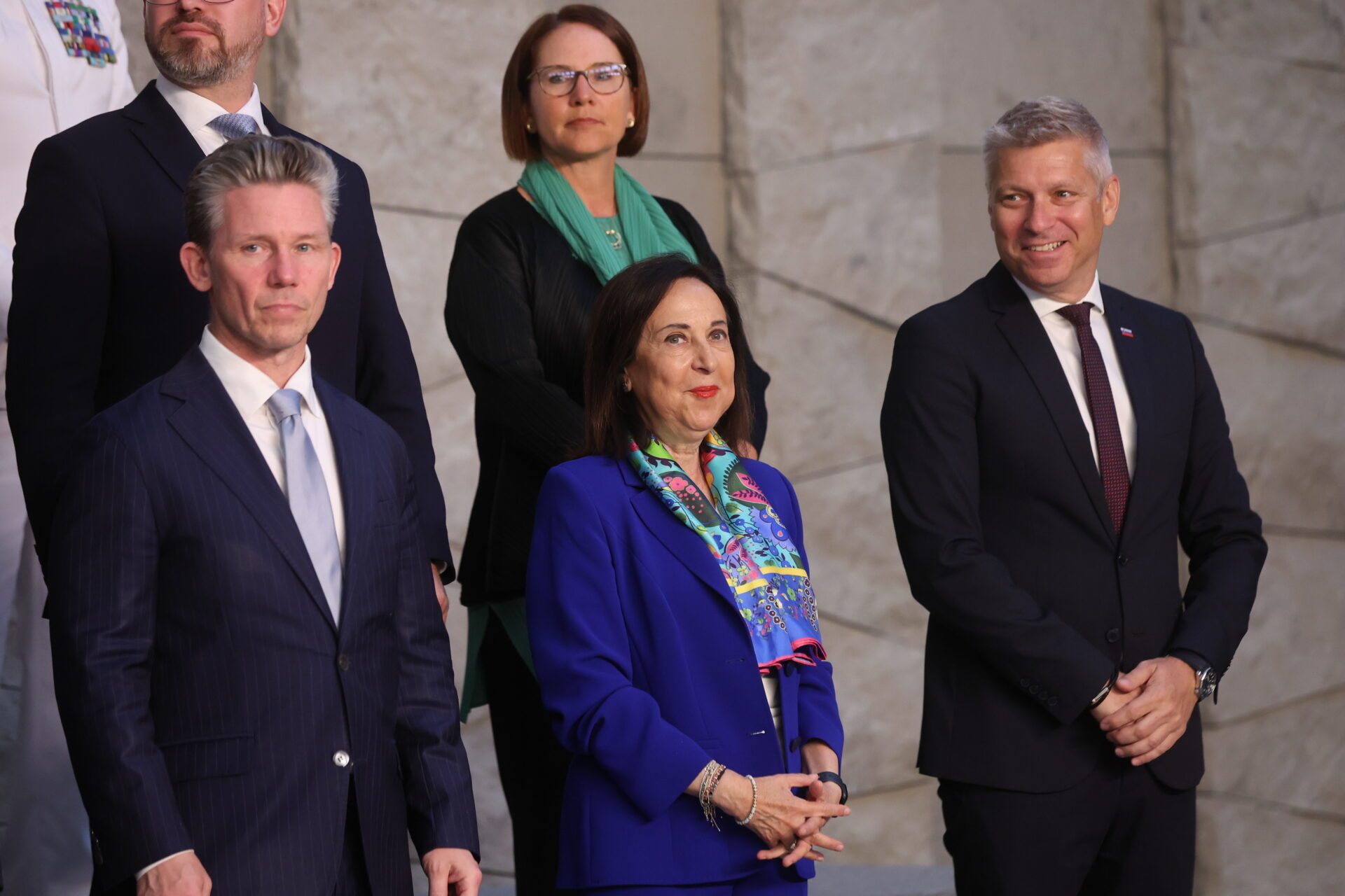 FOTODELDÍA Bruselas (Bélgica), 18/06/2026.- La ministra de Defensa española, Margarita Robles (C), posa para una foto de grupo durante una reunión de ministros de Defensa de la OTAN en la sede de la Alianza en Bruselas, Bélgica, el 18 de junio de 2026. Los ministros de Defensa de la OTAN debaten sobre el fortalecimiento de la disuasión y la defensa aliadas, el aumento de los compromisos de inversión en defensa, la mejora de la capacidad industrial de defensa, el apoyo continuo a Ucrania y los preparativos para la próxima Cumbre de la OTAN en Ankara, Turquía. (Bélgica, Turquía, Ucrania, Bruselas) EFE/EPA/Olivier Hoslet