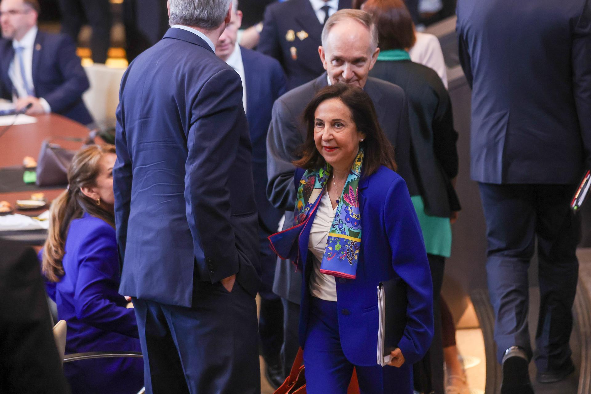 Brussels (Belgium), 18/06/2026.- Spanish Defense Minister Margarita Robles (C) attends a meeting of NATO Defense Ministers at Alliance headquarters in Brussels, Belgium, 18 June 2026. NATO defense ministers are discussing strengthening Allied deterrence and defense, increasing defense investment commitments, enhancing defense industrial capacity, continued support for Ukraine, and preparations for the upcoming NATO Summit in Ankara, Turkey. (Bélgica, Turquía, Ucrania, Bruselas) EFE/EPA/Olivier Hoslet