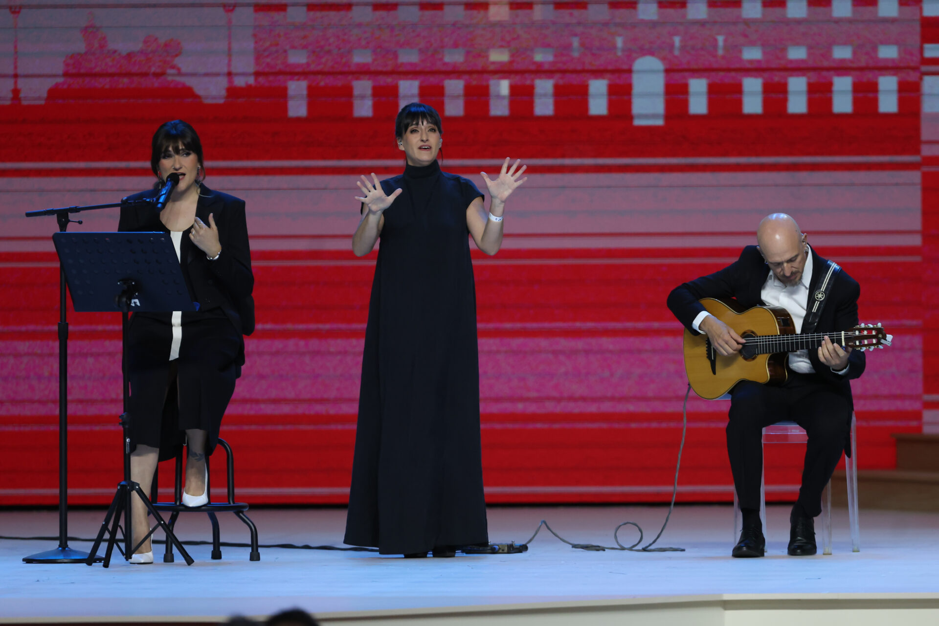 MADRID, 07/06/2026.- La cantante Rozalén actúa en el encuentro presidido por el papa León XIV y titulado 'Tejer redes con el mundo de la cultura, la educación, la empresa y el deporte, este domingo en el Movistar Arena de Madrid. EFE/ Kiko Huesca
