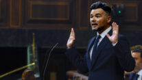 MADRID, 24/06/2026.- El portavoz de ERC, Gabriel Rufián junto al papel arrugado en el que ha convertido su discurso durante la sesión de control al Gobierno en el Congreso de los Diputados celebrada este miércoles. EFE/J.J.Guillén