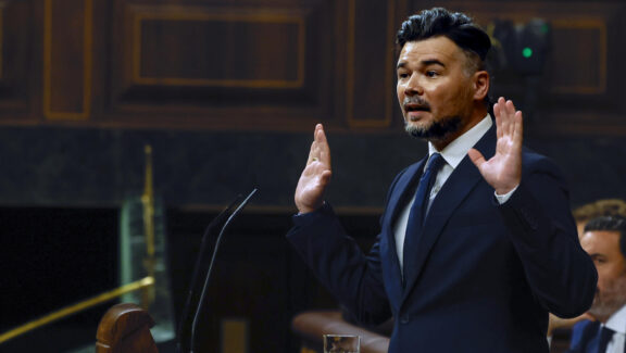 MADRID, 24/06/2026.- El portavoz de ERC, Gabriel Rufián junto al papel arrugado en el que ha convertido su discurso durante la sesión de control al Gobierno en el Congreso de los Diputados celebrada este miércoles. EFE/J.J.Guillén