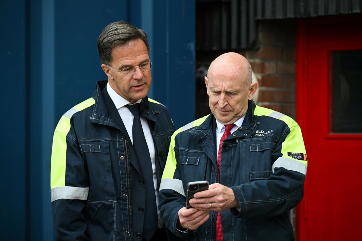 08/06/2025 08 June 2025, United Kingdom, Sheffield: UK Defence Secretary John Healey (R) and NATO Secretary General Mark Rutte during a tour of Sheffield Forgemasters, where specialist steel for critical UK defence programmes is manufactured, as part of Mr Rutte's visit to the UK. Photo: Oli Scarff/PA Wire/dpa POLITICA INTERNACIONAL Oli Scarff/PA Wire/dpa