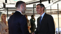 El presidente del Gobierno, Pedro Sánchez, y el primer ministro de Montenegro, Milojko Spajić.