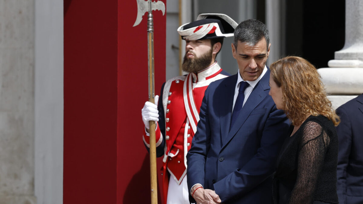 - El presidente del Gobierno, Pedro Sánchez (i), junto a la presidenta de Congreso, Francina Armengol (d) esperan la llegada del papa León XIV en el Palacio Real, donde tiene lugar la ceremonia de bienvenida al Sumo Pontífice