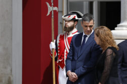 - El presidente del Gobierno, Pedro Sánchez (i), junto a la presidenta de Congreso, Francina Armengol (d) esperan la llegada del papa León XIV en el Palacio Real, donde tiene lugar la ceremonia de bienvenida al Sumo Pontífice