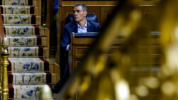 MADRID, 24/06/2026.- El presidente del Gobierno, Pedro Sánchez escucha las intervenciones de la oposición durante la sesión de control al Gobierno en el Congreso de los Diputados celebrada este miércoles. EFE/J.J.Guillén