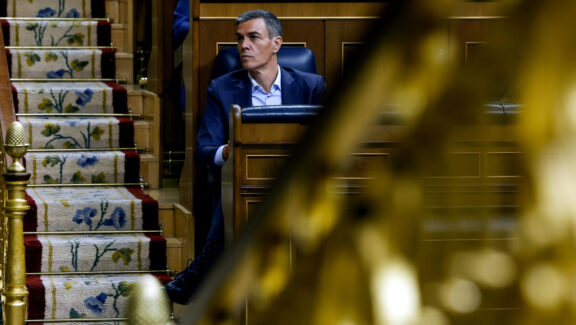 MADRID, 24/06/2026.- El presidente del Gobierno, Pedro Sánchez escucha las intervenciones de la oposición durante la sesión de control al Gobierno en el Congreso de los Diputados celebrada este miércoles. EFE/J.J.Guillén