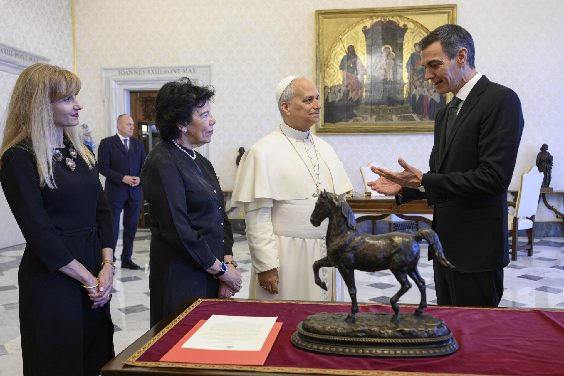 CIUDAD DEL VATICANO, 27/05/2026.- El presidente del Gobierno de España, Pedro Sánchez, durante su primera audiencia con el papa León XIV en el Vaticano. EFE/Simone Risoluti SOLO USO EDITORIAL/SOLO DISPONIBLE PARA ILUSTRAR LA NOTICIA QUE ACOMPAÑA (CRÉDITO OBLIGATORIO)