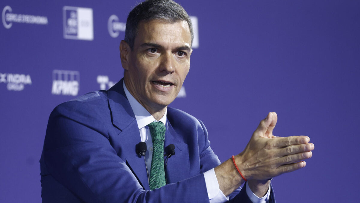 El presidente del Gobierno, Pedro Sánchez, durante su intervención este mediodía en la reunión anual del Cercle d, Economía ante representantes políticos y económicos un día después de que Junts retara al líder del PP, Alberto Núñez Feijóo, a reunirse con Carles Puigdemont en Waterloo para hablr de un moción de censura. EFE/ Quique Garcia