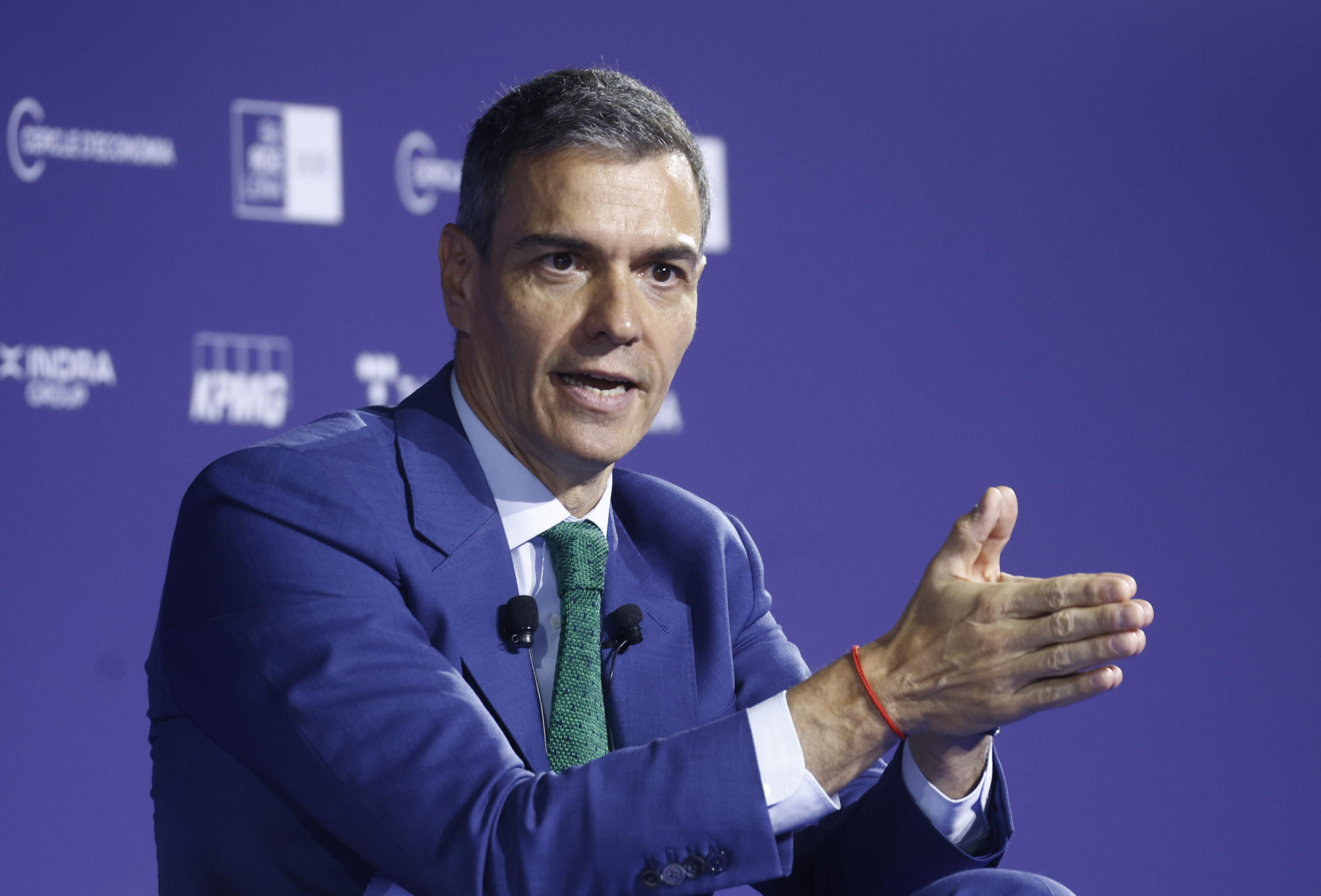 El presidente del Gobierno, Pedro Sánchez, durante su intervención este mediodía en la reunión anual del Cercle d, Economía ante representantes políticos y económicos un día después de que Junts retara al líder del PP, Alberto Núñez Feijóo, a reunirse con Carles Puigdemont en Waterloo para hablr de un moción de censura. EFE/ Quique Garcia